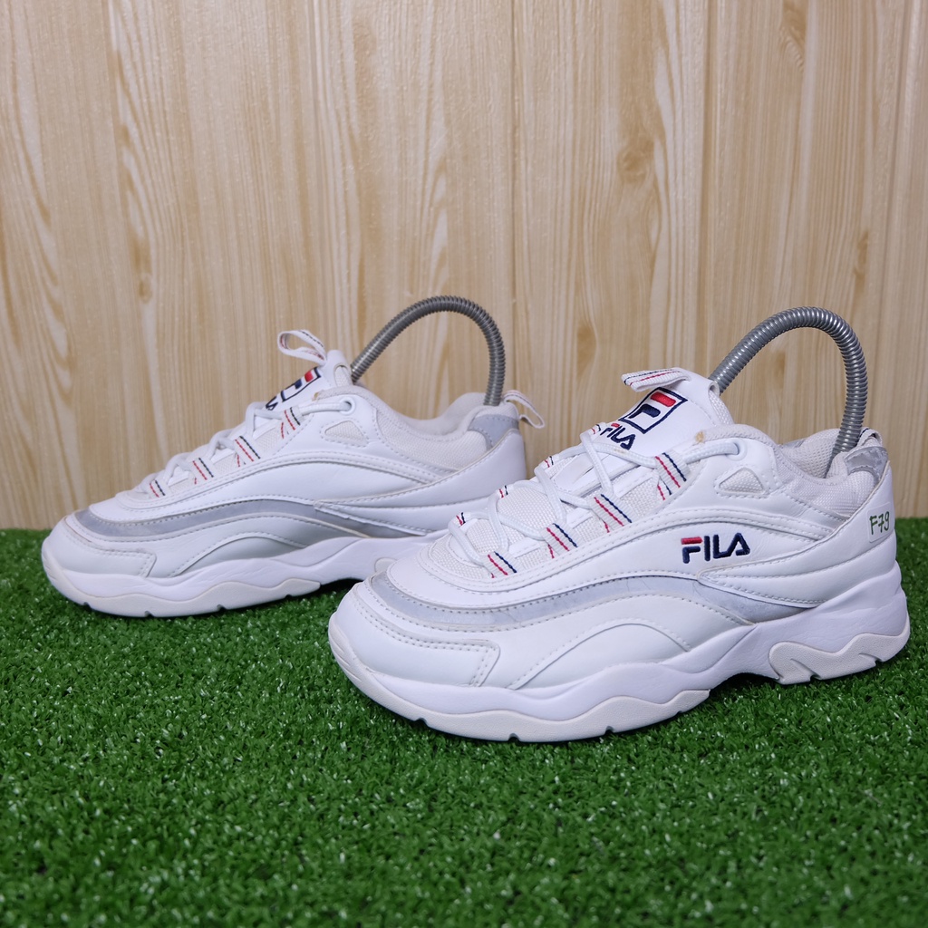 รองเท้าผ้าใบ FILA Ray รองเท้าฟีล่าเรย์ทรงอ้วน สีขาวแถบเงินสะท้อนแสง สภาพสวยๆ ของแท้มือ2 รองเท้าผ้าใบผู้หญิง