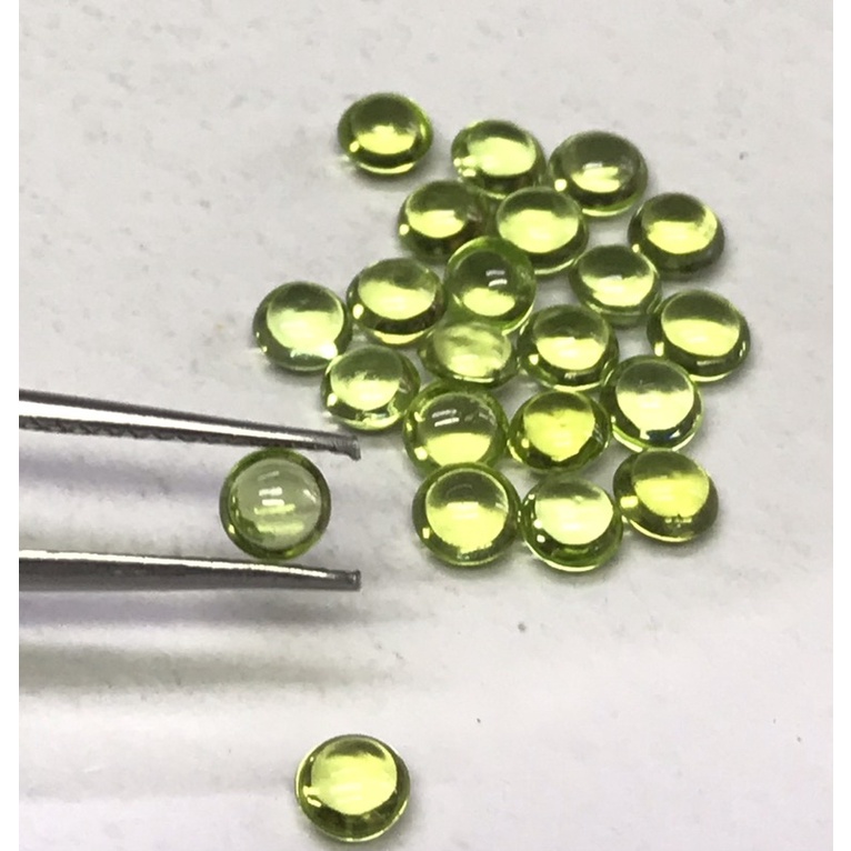 หลังเบี้ยทรงกลม 4 มม. พลอยเพอริดอทธรรมชาติ 100% ไม่ผ่านการเผา 4mm round shape cabochon 100% natural peridot