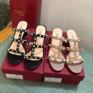 รองเท้าแตะมีส้น Valentino สีเบจ ,สีดำ