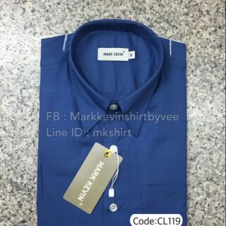 เสื้อเชิ้ตสีน้ำเงินเทา(เฉดเข้ม)มีกระดุมปกด้านใน มีทั้งแขนสั้นและแขนยาวค่ะ
