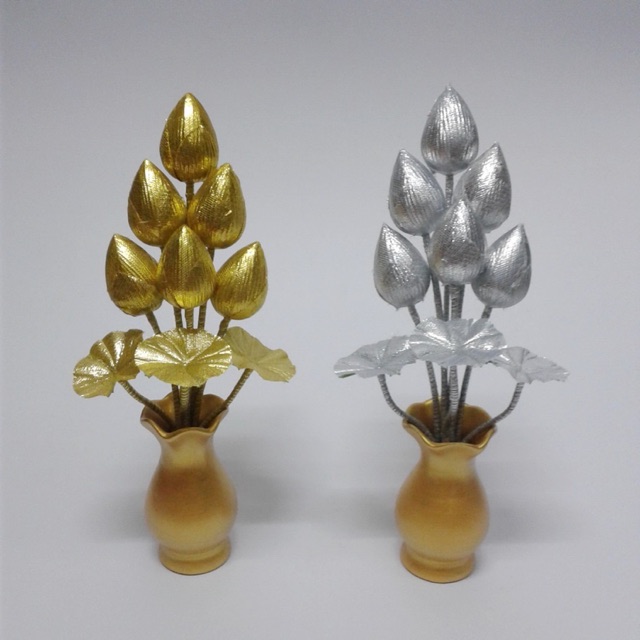 ดอกบัวเงินและดอกบัวทอง ทรงดอกบัวตูม 6 ดอก เป็นดอกไม้ปลอมฝีมือคนไทย (ขายแพ็คคู่+ฟรีแจกัน)