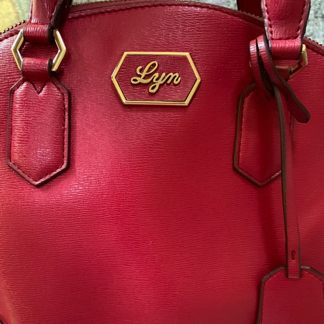 กระเป๋าถือ มือสอง สีแดง Lyn แท้ รุ่นนี้ไม่มีสายยาวนะคะ