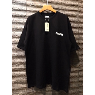 เสื้อยืดลาย VETEMENTS POLIZA T-SHIRT Size S สีดำ การันตีความเหมือนที่สุดให้เลยถ่ายสดจากสินค้าจริง100%