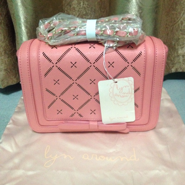กระเป๋าสะพายสีชมพู Lyn around bag(Shop 2990)