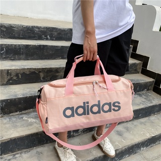 Adidas กระเป๋าเดินทาง กระเป๋าเดินทางแบบถือ gym sport bag กระเป๋าสะพาย กระเป๋าเสื้อผ้า travel bag กันน้ำ