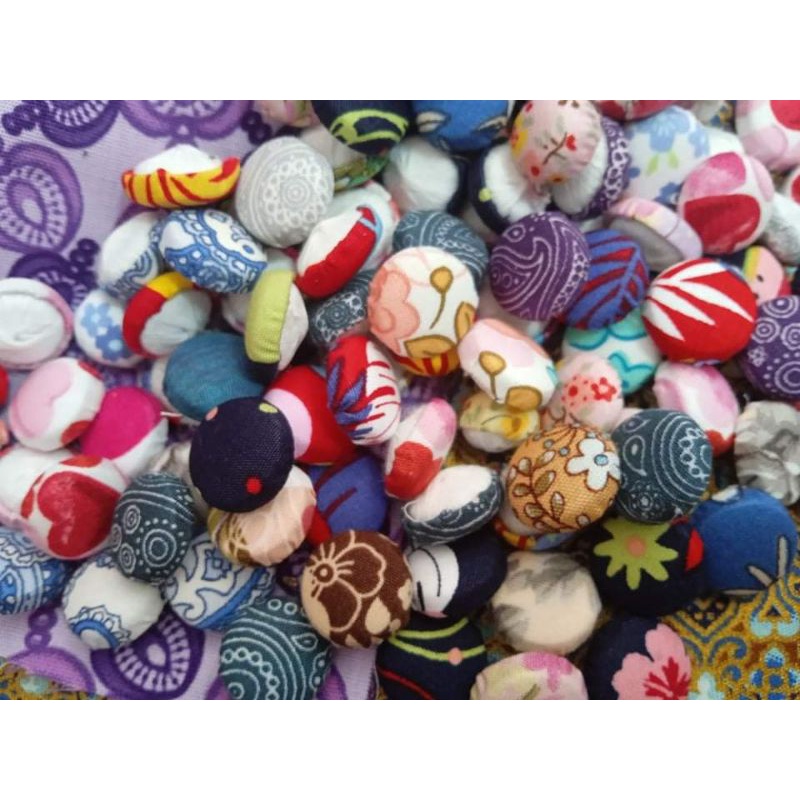 100เม็ด เศษกระดุมผ้า กระดุมปั้ม คละลาย คละขนาด สำหรับงานฝีมือ ตกแต่ง เครื่องประดับ