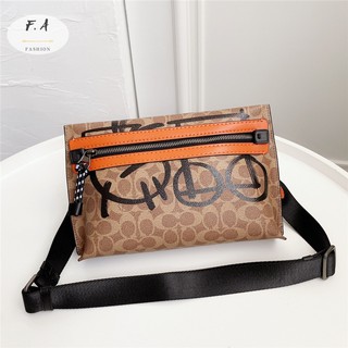 F.A (ของแท้ 100%) กระเป๋าสะพายข้างผู้ชาย COACH 4560 / คลัทช์กราฟฟิตีใหม่ / กระเป๋าเก็บของผู้ชาย / กระเป๋าคลัทช์กระเป๋าเป