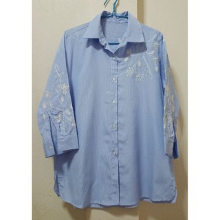 เสื้อเชิ้ตมือสอง สีม่วงอมฟ้า เป็นลายทางเล็กๆ สภาพดี ลวดลายเป็นปักทั้งหมด