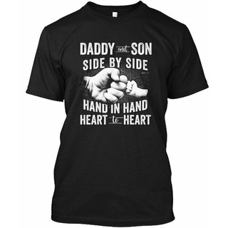 เสื้อผ้าผชเสื้อยืด พิมพ์ลาย Dad and Son-Son ขณะใช้งานมือS-5XL