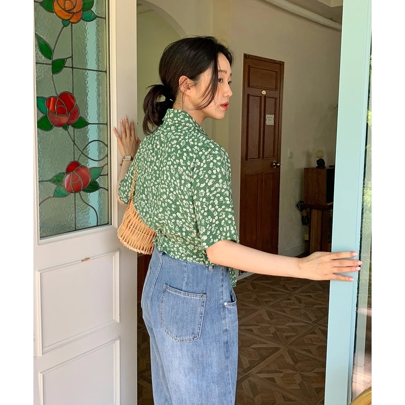 เสื้อผูกเชือกหน้า ลายดอกสีเขียว แขนสั้นคอวี สไตล์เกาหลีวินเทจ thumbnail 9