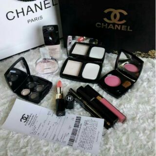 มาแล้ววววจ้าาาา

ชุดแต่งหน้า Chanel สุดหรูขายดีตลอดกาล 
ในเซ็ทมี 
1.แป้ง Vitalumiere Compact Douceur