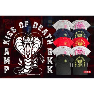 เสื้อยืดอินเทรนด์ผู้ชายอินเทรนด์ผู้หญิงA.M.P. เสื้อสกรีนลาย "KISS OF DEATH" T-SHIRTS-3XL