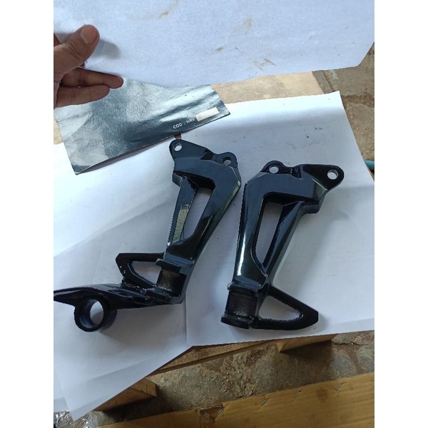 Power step Vega r 2006 1 ชุด สีดํา / เมาท์ / REAR FOOTSTEP vega r ใหม่ 2006 2007 1 ชุด สีดํา