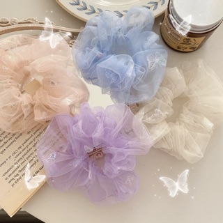 Scrunchie 🦋🦋 ยางรัดผมสกรีนลายผีเสื้อ รุ่นนี้แนะนำเลยค่ะ ดีเทลสวยละเอียดมากๆ มี 4 สี  ขนาด 15 ซม. 💙 ชิ้นละ 60 บาทค่า .