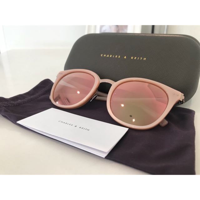 แว่นตา Charles & Keith ราคา 1,599 บาท