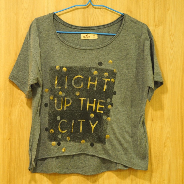เสื้อยืดHollister มือสอง สีเทาพิมพ์ลายด้านหน้า