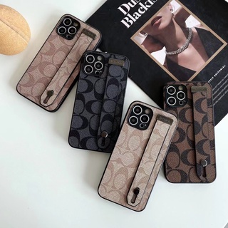 เคสโทรศัพท์มือถือหนัง ลาย Coach พร้อมสายคล้องมือ หรูหรา สําหรับ iPhone 13 14 Pro Max 12 11 XR X XS XSMAX