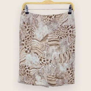 กระโปรง Topshop ผ้าไหมซาตินเนื้อดี  กระโปรงทรงสอบสวยเกร๋ ผ้าเรียบลื่น ลายสวยมาก ซิบข้าง ซับใน ผ้าเงาเล่นไฟสวย