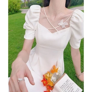 Korean เดรสสีขาวเจ้าหญิง ทรงคอวีประดับผีเสื้อ แขนทรงตุ๊กตา เนื้อผ้าโปร่ง ใส่สบาย แขนทรงตุ๊กตา 8940-