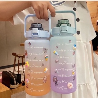 สินค้าพร้อมส่ง (ฟรีสติ๊กเกอร์)2L สันน่ารักขวดน้ำพลาสติกแบบพกพาเครื่องหมายบอกเวลา