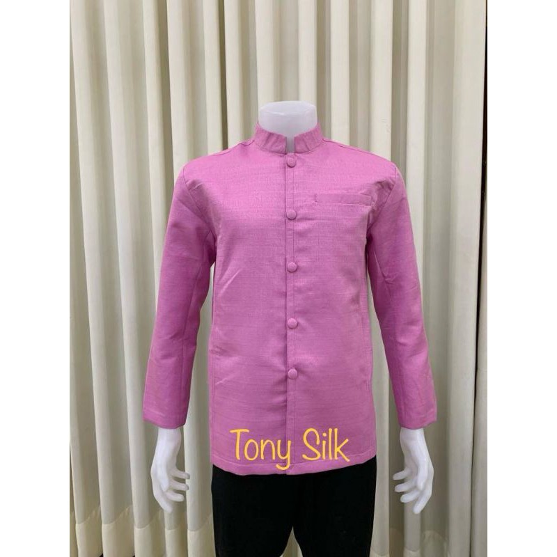 เสื้อไหมคอจีนผ้าอย่างดีสีไม่ตกตัดเย็บปราณีตมากค่ะถ้าไหมดูแลง่ายซักง่ายผ้าอยู่ส่งนะค่ะ