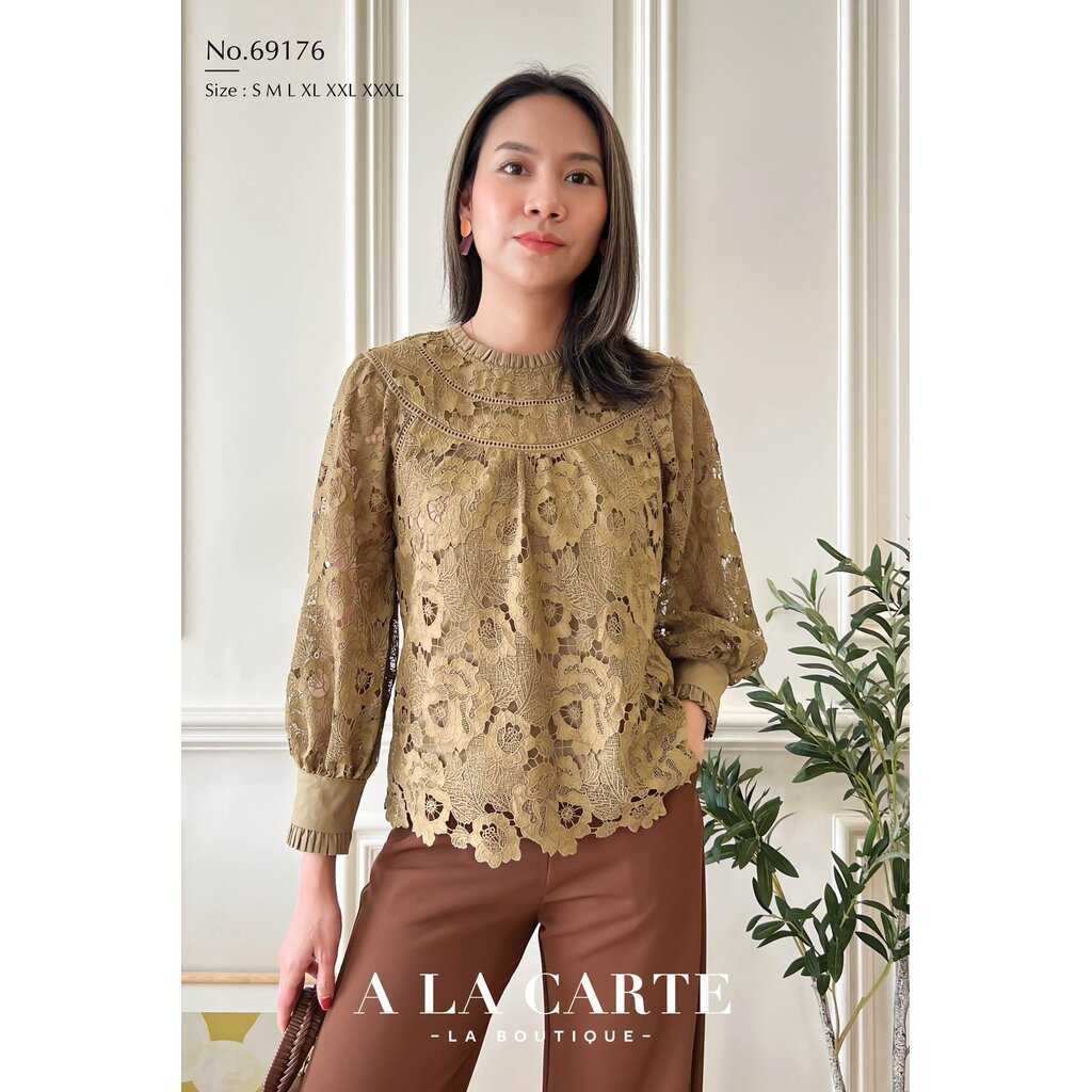 69176 เสื้อ A La Carte เสื้อลูกไม้เนื้อทอขึ้นใหม่ แขนยาว มีซับใน แต่งเป็นกุ๊นที่คอและขอบแขน ช่วงอกตัดต่อทริมลูกไม้กรา...