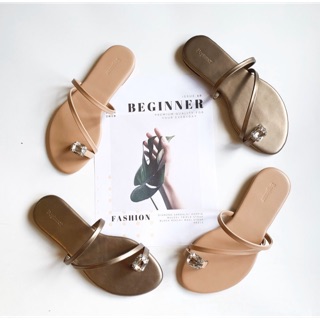 รองเท้า diamond sandles สี beige จาก beginner.official