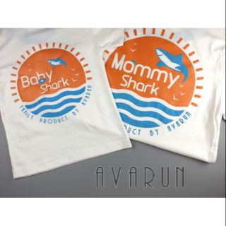 เสื้อคุณแม่ Mommy shark แบรนด์ AVARUN สีขาวคอฟ้า (family set)