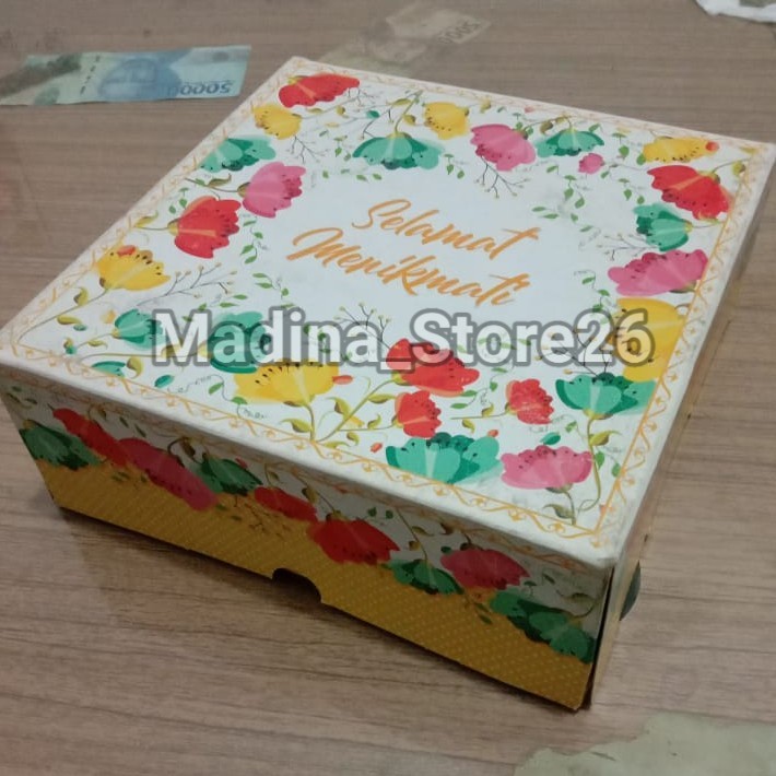(OKEY กระดาษแข็งพับ) Flower Motif Snack Box Uk. 18 x 18 x 7