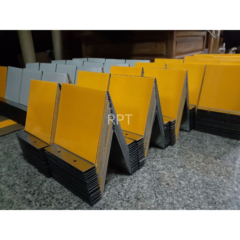 เป้าสะท้อนแสงสี่เหลี่ยม ทรงA ขนาด15x15cm 3M Diamond Grade คุณภาพสูง1ด้าน สำหลับติดถนน งานจราจร ที่จอดรถหรือสำนักงาน RPT