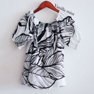 เสื้อปาดไหล่แขนสั้นพิมพ์ลาย