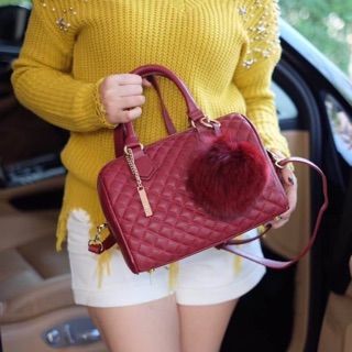 สีใหม่ล่าสุด ขนาด มินิ  หนังแกะสวยมากคะ สีเข้าใหม่ &gt;&gt; สี Red wine 🍷 รุ่น KEEP quited leather Pillow bag