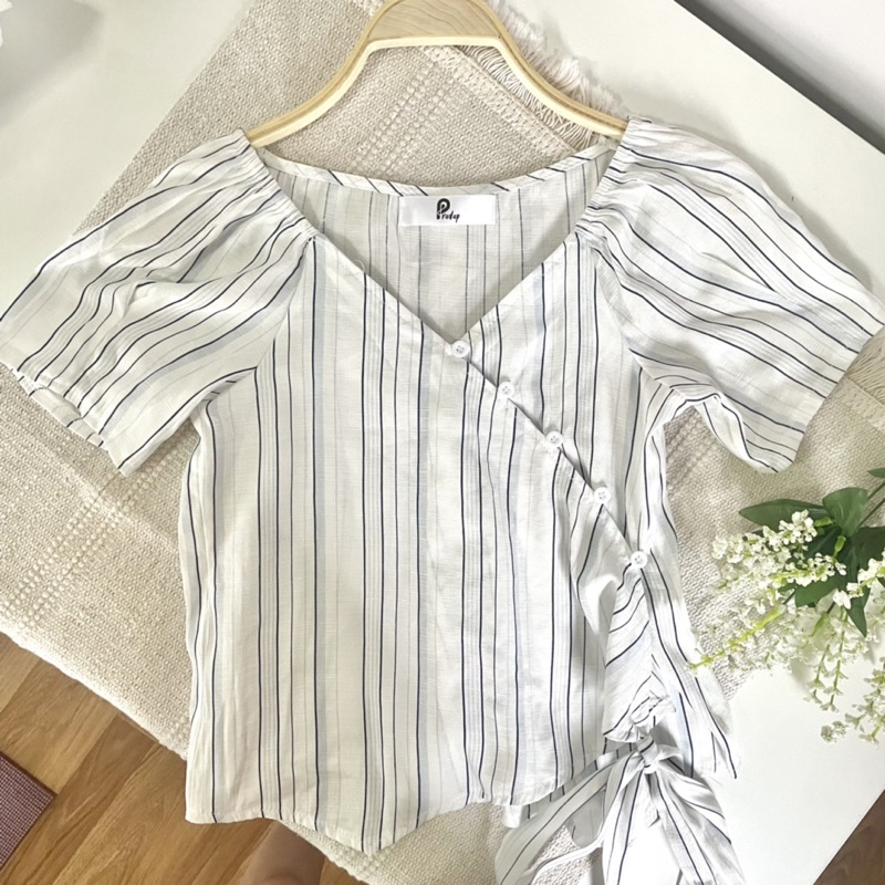 เสื้อผ้าแฟชั่นสไตล์เกาหลี✨เสื้อแบรนด์(Pradap💖ประดับ)เสื้อคอวีแขนสั้นไหล่จั๊มกระดุมสี่เม็ดลายทางขาวฟ้