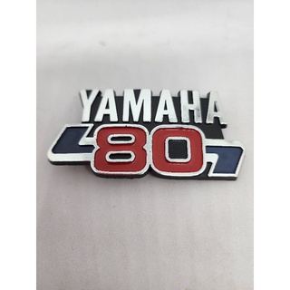 โลโก้Y80 พร้อมกิ๊บล็อค โลโก้หน้า โลโก้บังลม เพลทบังลม Yamaha Y80 งานเก่าสวยงาม 1ชิ้น พร้อมกิ๊บล็อค