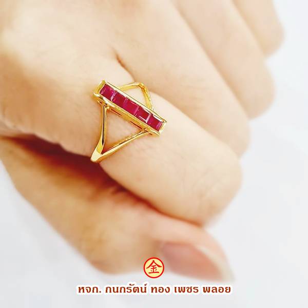 แหวนทับทิม แหวนแถวแนวตั้ง ตามรูปนิ้ว แบบเท่ๆ ตัีวเรือนทำมาจากทองแท้ 90% มีใบรับประกันจากทางร้าน ส่งแบบเก็บเงินปลายทาง