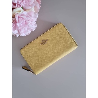 (ผ่อน0%) กระเป๋าสตางค์ใบกลาง ซิปรอบ หนังแท้สีเหลือง MEDIUM ID ZIP WALLET (COACH C4124) Retro yellow