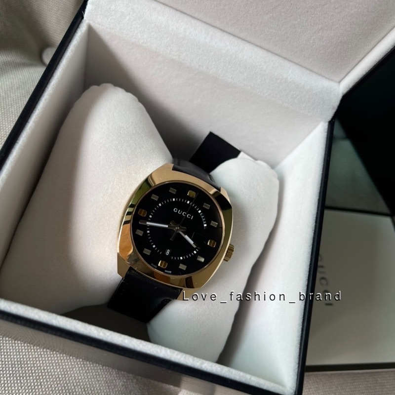 ✨ผ่อน0%แท้100%✨37mm นาฬิกาข้อมือ 🔸GUCCI GG2570 ✨✨ สายหนังแท้ หน้าปัดดำ ขอบทอง GW32