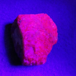 Luminous Natural Rough Ruby Good Quality Collectionพลอยอัญมณีทับทิมแท้ธรรมชาติสามารถ​เรืองแสงใต้แสงยูวีคุณภาพ​สูงน่าสะสม