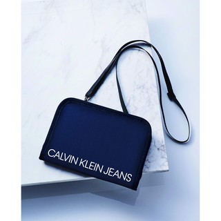 CALVIN KLEIN JEANS กระเป๋าอเนกประสงค์พร้อมสายสะพาย