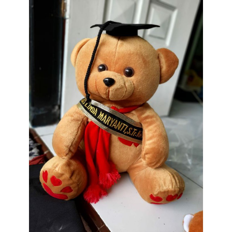 ตุ๊กตาหมีรับปริญญาปักชื่อ Sash Uk 45cm