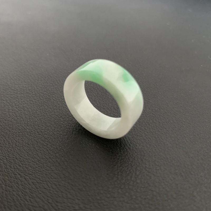 แหวนหยกพม่า (Jadeite Type A) เนื้อวุ้น สีขาวแต้มเขียว ทรงปลอกมีด ไซส์ 55