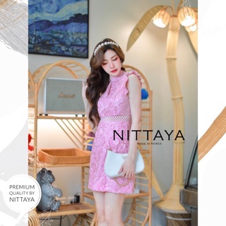 งานป้าย NITTAYA การันตีเสื้อผ้าคุณภาพ เดรสชมพูลูกไม้ทั้งตัว เว้าหน้าเล็กน้อย ช่วงเอวเป็นฉลุโชว์เอว หวานแอบเปรี้ยว