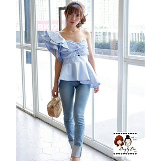  Ruffle Open Shoulder Koreastyle เสื้อเกาะอกเว้าไหล่ จับจีบเเขนกระดกซ้อนชั้น ชายเสื้อปลายเฉียงจีบเล่นระดับ