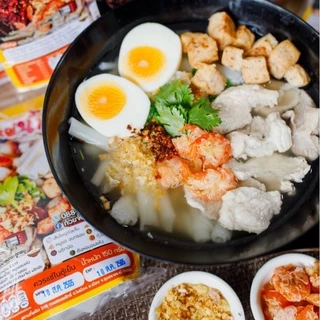 ก๋วยเตี๋ยว เส้นใหญ่ น้ำใส แถมหมูยออบแห้ง กุ้งแห้ง ต้นหอมผักชี กระเทียมเจียว พริกผัด