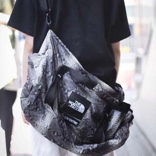 🔥S A L E🔥Supreme x The North Face Snakeskin Flyweight Duffle Bag SS18 กระเป๋าซูพรีมของแท้💯จากช็อป🇺🇸🇬🇧