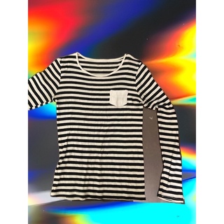 เสื้อยืดแขนยาวมีกระเป๋าตัวค่อนข้างเล็ก ใส่แล้วน่ารัก พร้อมส่ง