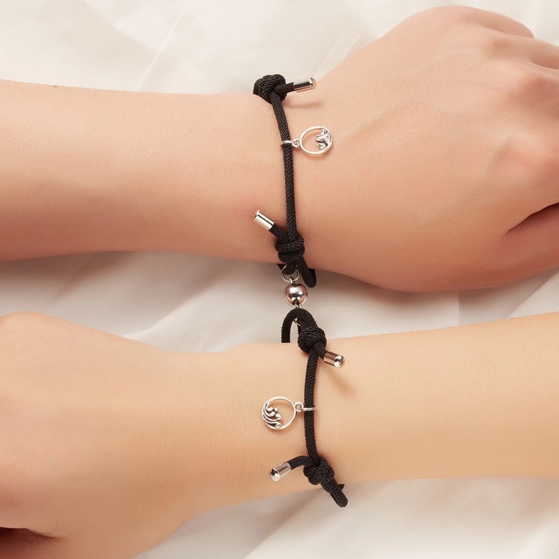 1 คู่ คู่ สร้อยข้อมือแม่เหล็ก สําหรับคู่รัก / สร้อยข้อมือล็อคหัวใจ แบบแม่เหล็ก สําหรับผู้หญิง ผู้ชาย / ปรับได้ เชือกถัก เครื่องประดับ ของขวัญ