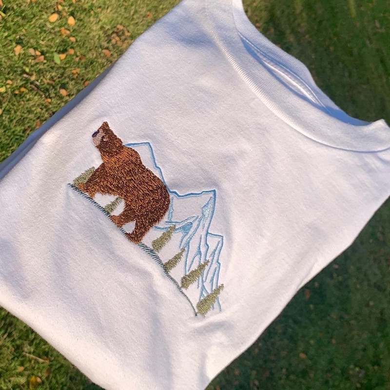 THE MOUNTAIN BEAR - เสื้อปักลายหมี ทรง OVERSIZE