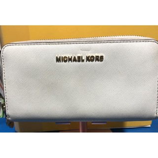 กนะเป๋าสีขาวMICHAELkorsแท้มือสองซิปรอบ7”สภาพใช้งานรับไปทำความสะอาดเองราคาถูก
