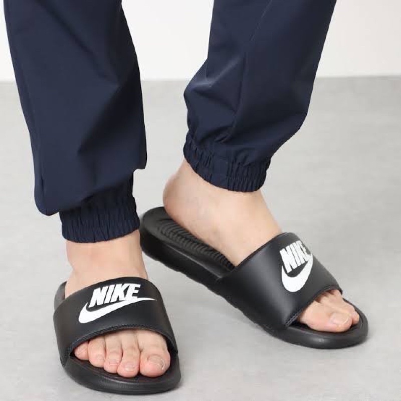CN9675-002 รองเท้าแตะชาย NIKE แบบสวม  NIKE VICTORY ONE SLIDE สีดำ สายคาดสีดำ โลโก้สีขาว